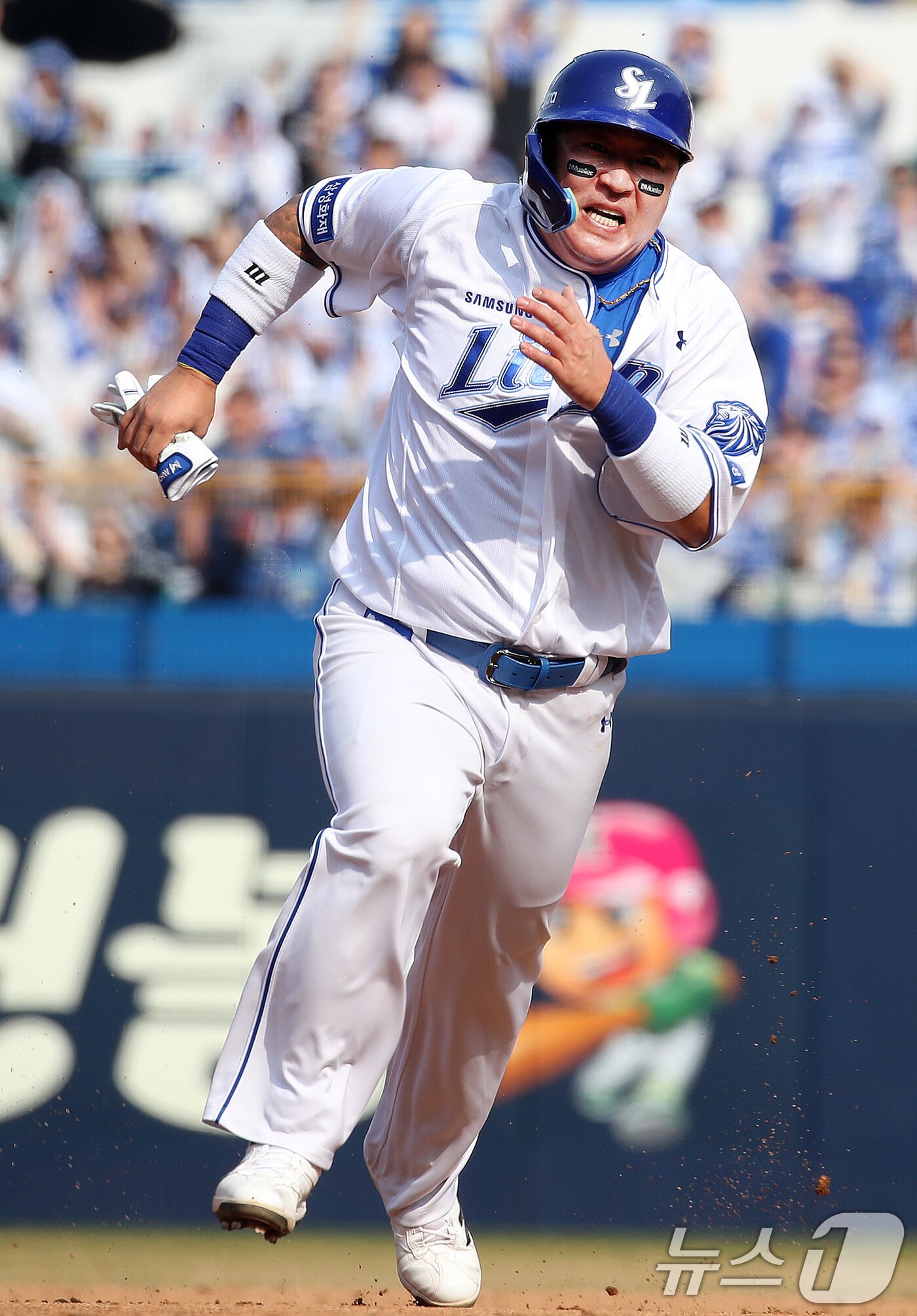 본문 이미지 - 29일 오후 대구 삼성라이온즈파크에서 열린 프로야구 '2026 신한 SOL KBO리그' 롯데 자이언츠와 삼성 라이온즈의 경기, 삼성 5회말 1사 1루 상황에서 타자 류지혁이 1루수 앞 땅볼로 출루하는 사이 1루수비 실책 때 최형우가 2루를 돌아 3루까지 쇄도하고 있다. 3루 세이프. 2026.3.29 ⓒ 뉴스1 공정식 기자