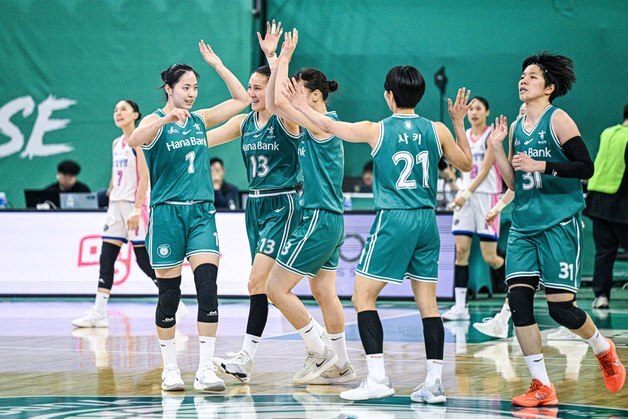 하나은행, 최종전 남기고 KB와 공동 선두…우승 경쟁 끝까지 간다