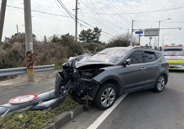 제주서 SUV차량 전신주 충돌…4명 중·경상
