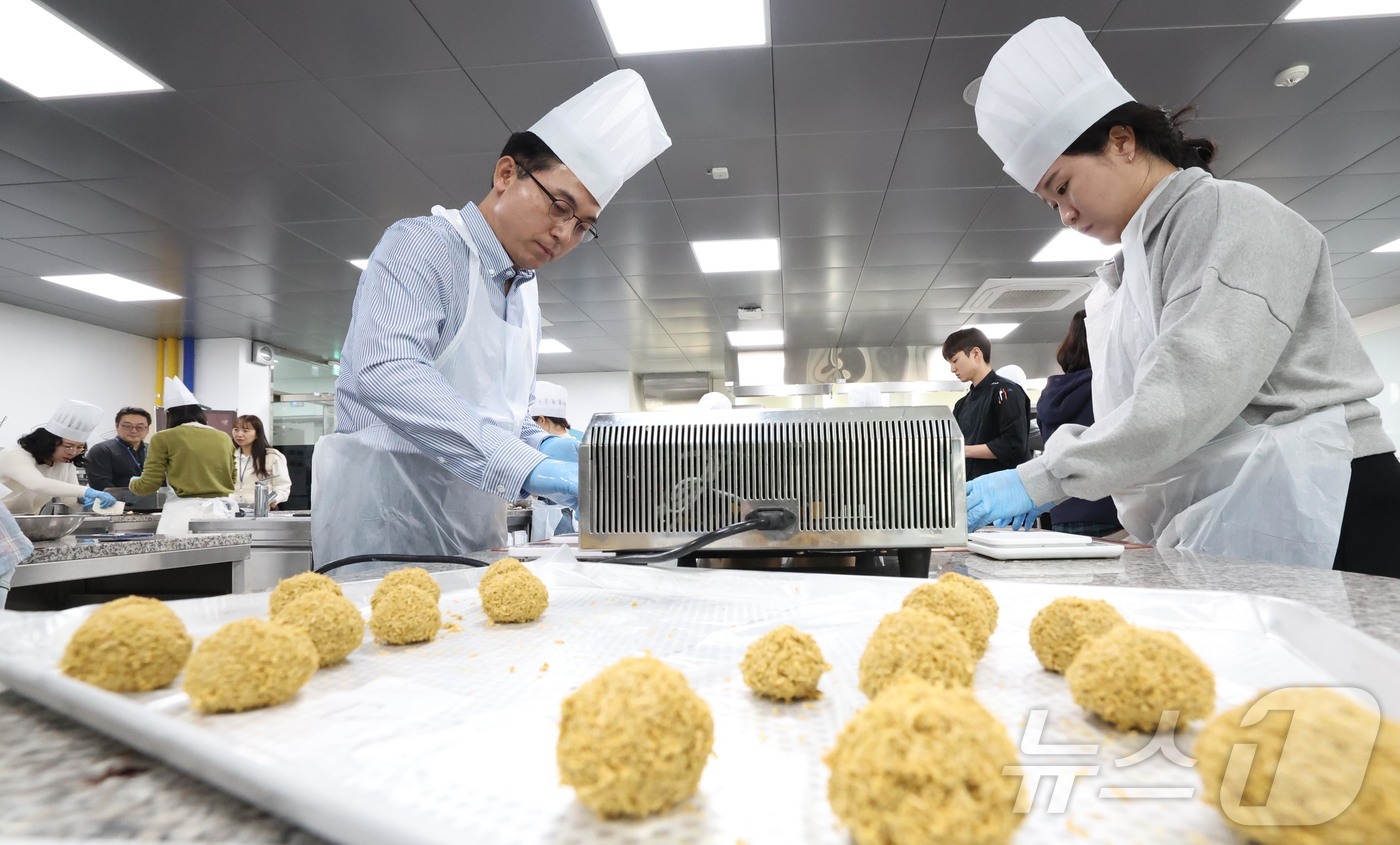 (대전=뉴스1) 김기태 기자 = 29일 대전 동구 우송정보대학에서 열린 ‘두쫀쿠 만들기 체험 행사’에 박희조 동구청장이 다자녀 맞벌이부부와 함께 참여해 제과제빵 실습을 하고 있다. …