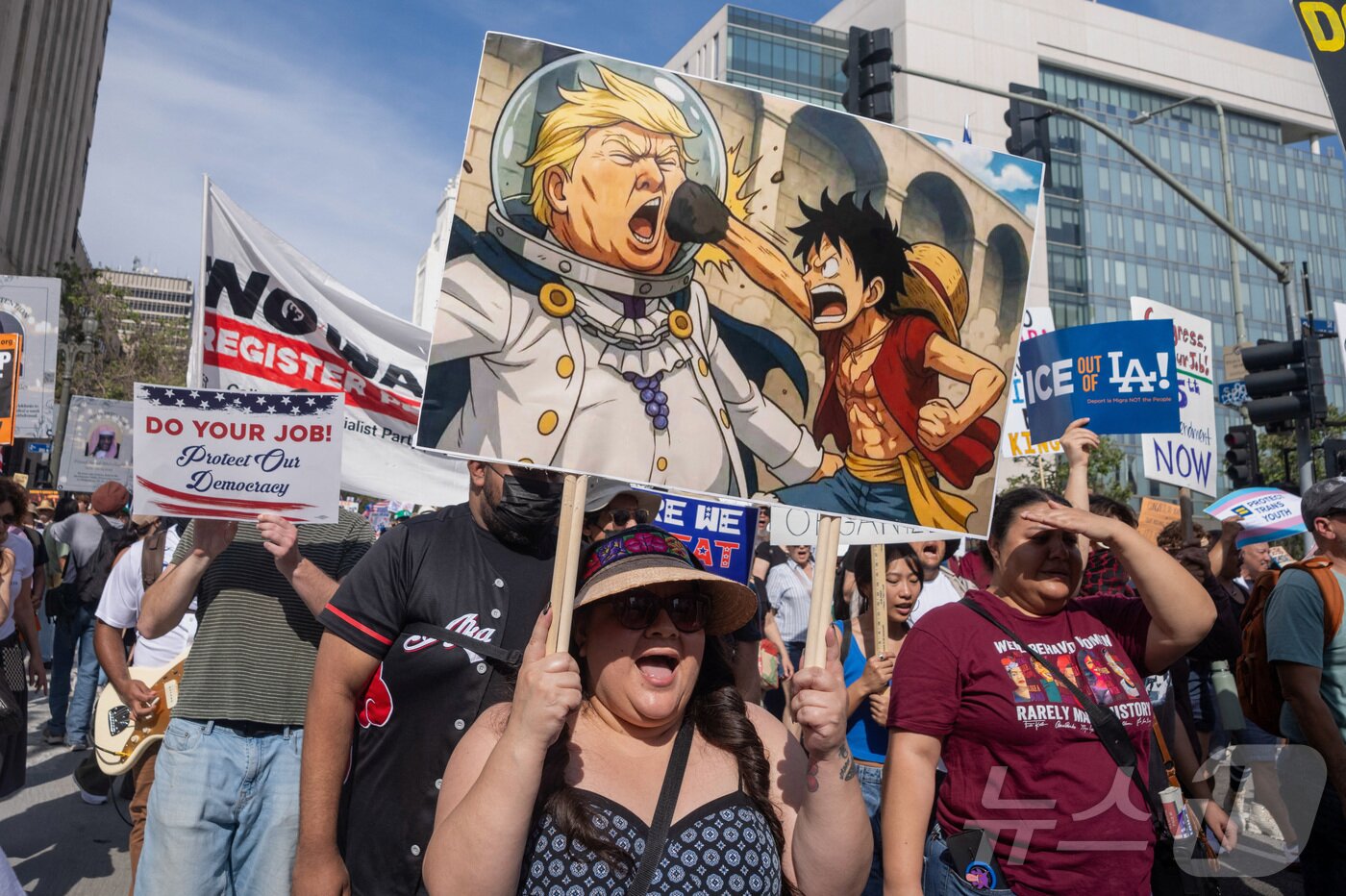 본문 이미지 - 28일(현지시간) 미국 캘리포니아주 로스앤젤레스에서 트럼프 정책에 반대하는 "노 킹스(No Kings)＂ 시위대가 피켓시위를 하고 있다. ⓒ 로이터=뉴스1