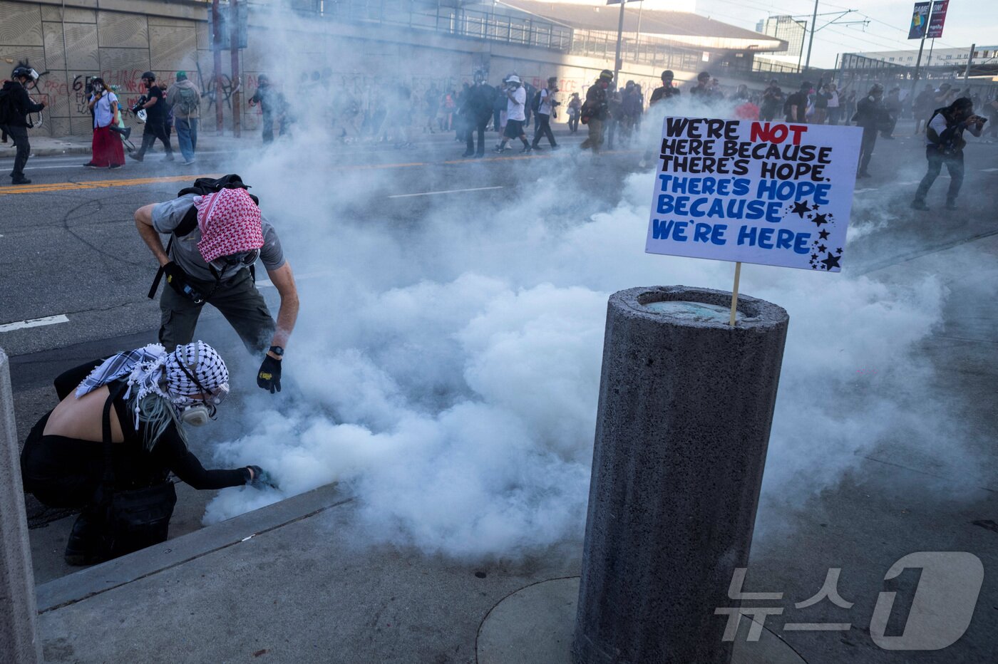 본문 이미지 - 28일(현지시간 )미국 캘리포니아주 로스앤젤레스 연방 건물 앞에서 트럼프에 반대하는 '노 킹스(No Kings)' 시위대를 향해 경찰이 최루탄을 발사하고 있다. ⓒ 로이터=뉴스1