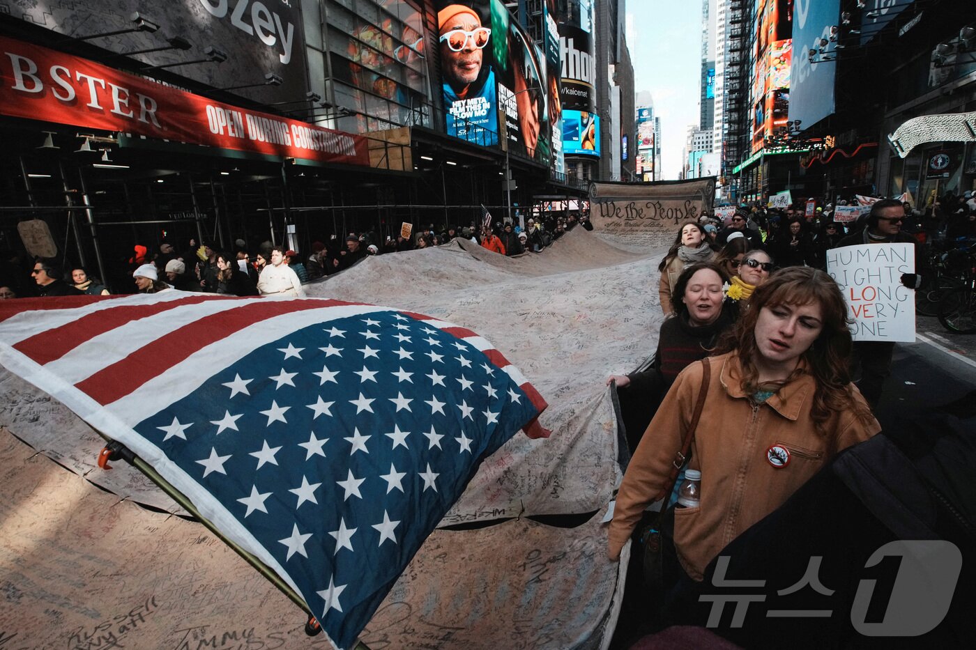 본문 이미지 - 28일(현지시간) 미국 뉴욕에서 트럼프 정책에 반대하는 "노 킹스(No Kings)＂ 시위대가 행진하고 있다. ⓒ 로이터=뉴스1