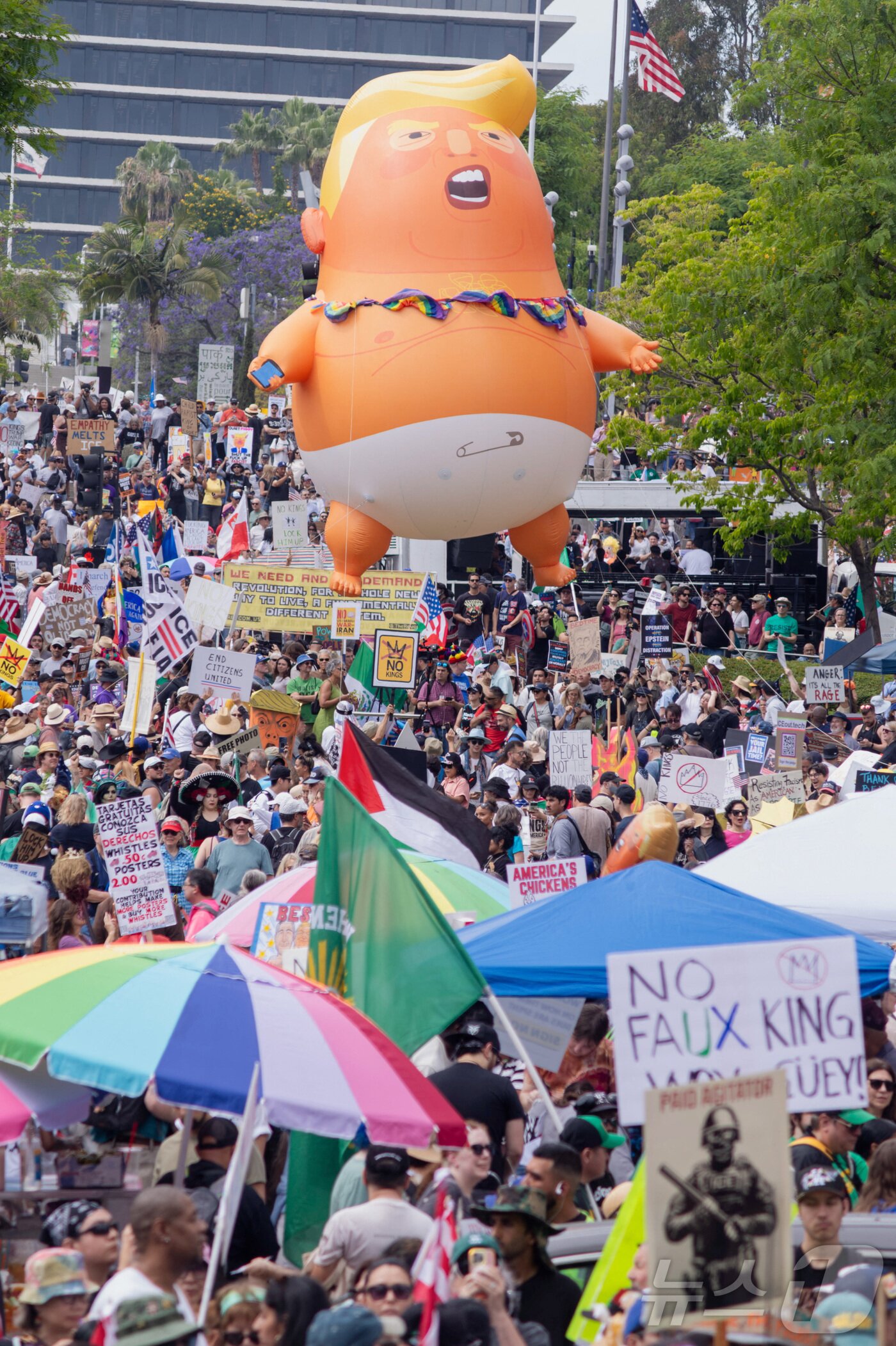 본문 이미지 - 미국 캘리포니아주 로스앤젤레스에서 트럼프 정책에 반대하는 "노 킹스(No Kings)＂ 시위대가 행진하고 있다. ⓒ 로이터=뉴스1