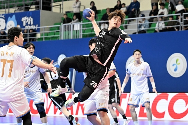 핸드볼 SK호크스, '미리 보는 챔프전'서 인천도시공사 꺾고 2위 확정