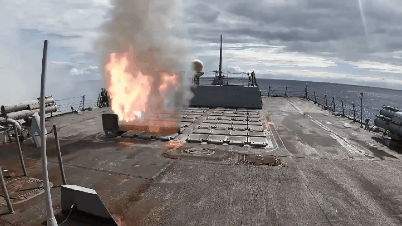 본문 이미지 - 미국 중부사령부가 엑스에 공개한 이란 '장대한 분노' 작전 모습. 2026.03.02