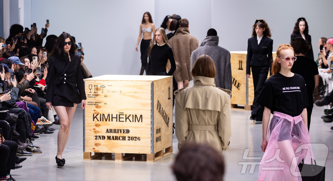 (파리=뉴스1) 이준성 기자 = 파리 패션위크 주간인 2일(현지시간) 프랑스 파리 팔레 드 도쿄(Palais de Tokyo)에서 열린 국내 패션 브랜드 김해김(KIMHĒKIM)의 …