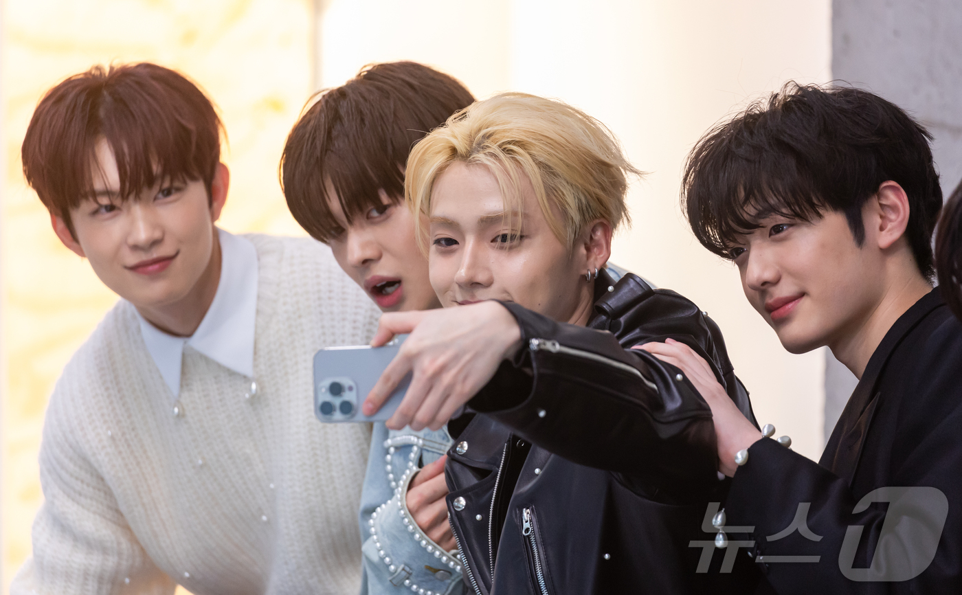 (파리=뉴스1) 이준성 기자 = 파리 패션위크 주간인 2일(현지시간) 프랑스 파리 팔레 드 도쿄(Palais de Tokyo)에서 열린 국내 패션 브랜드 김해김(KIMHĒKIM)의 …