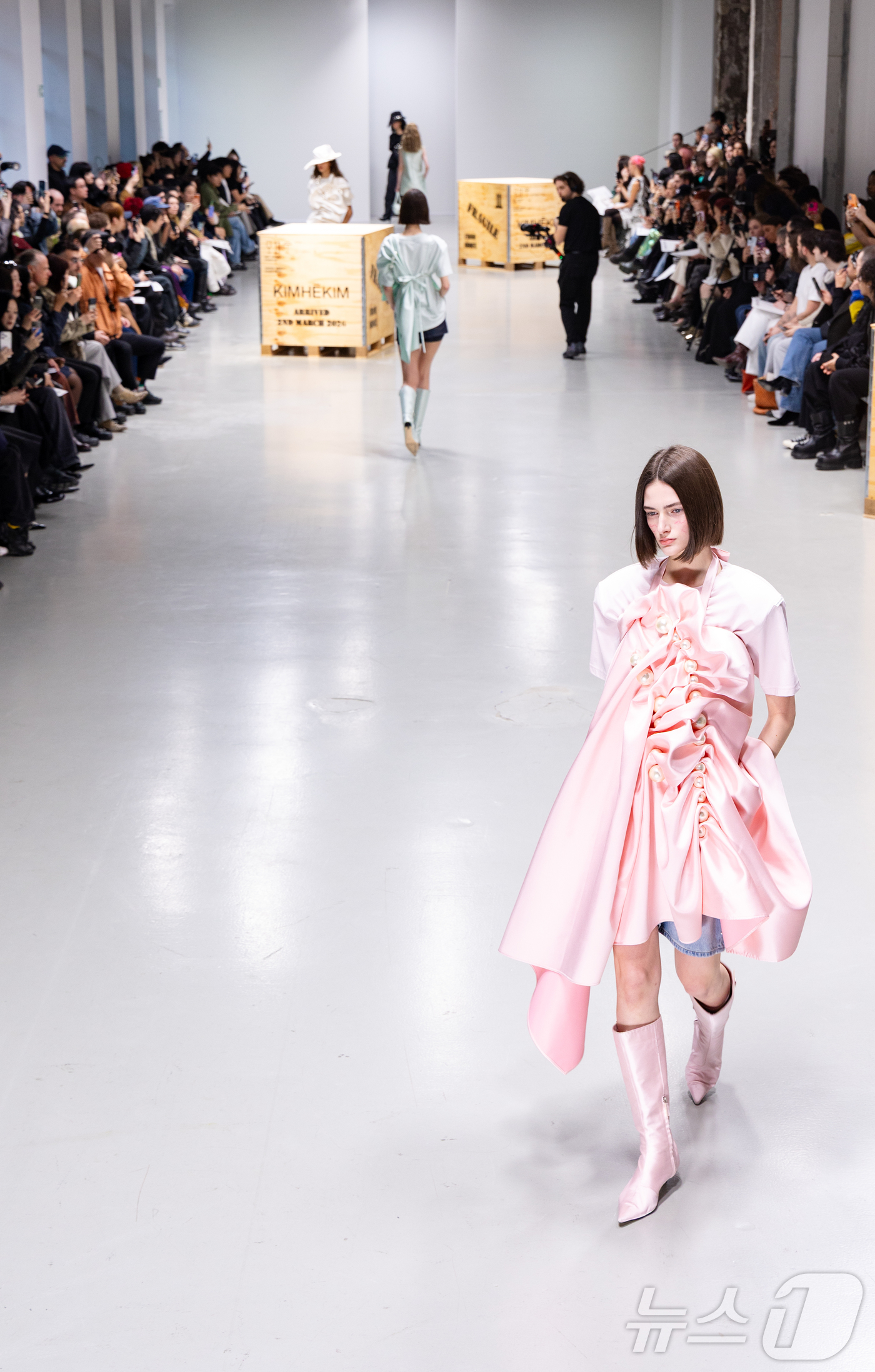 (파리=뉴스1) 이준성 기자 = 파리 패션위크 주간인 2일(현지시간) 프랑스 파리 팔레 드 도쿄(Palais de Tokyo)에서 열린 국내 패션 브랜드 김해김(KIMHĒKIM)의 …