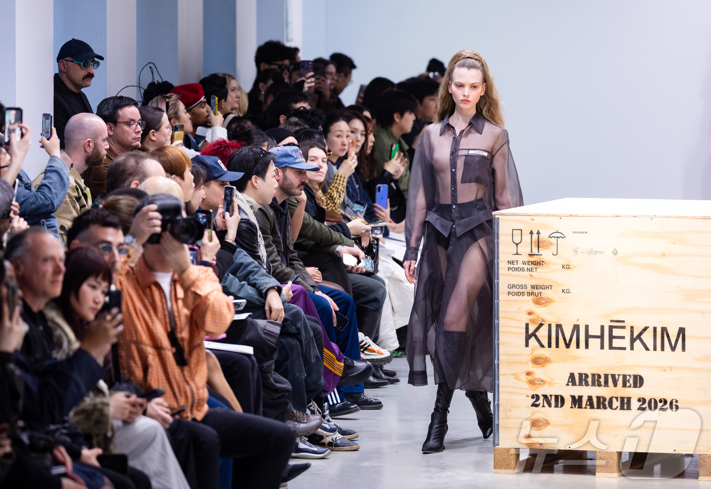 (파리=뉴스1) 이준성 기자 = 파리 패션위크 주간인 2일(현지시간) 프랑스 파리 팔레 드 도쿄(Palais de Tokyo)에서 열린 국내 패션 브랜드 김해김(KIMHĒKIM)의 …