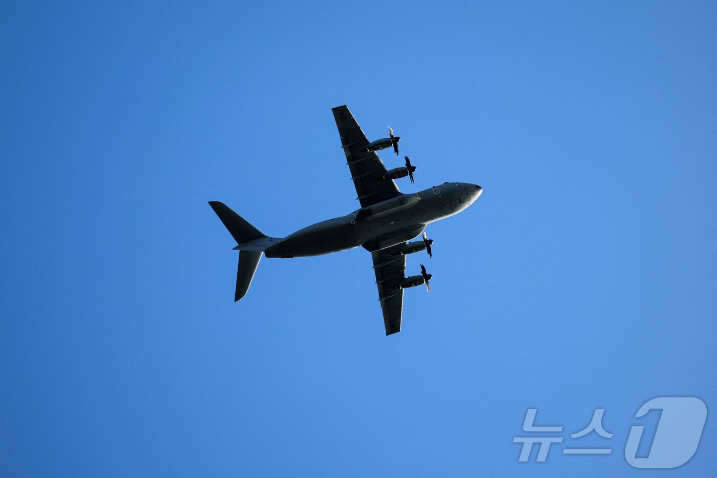 본문 이미지 - 키프로스 주둔 영국 아크로티리 공군 기지 상공의 항공기.2026.03.02 ⓒ 로이터=뉴스1