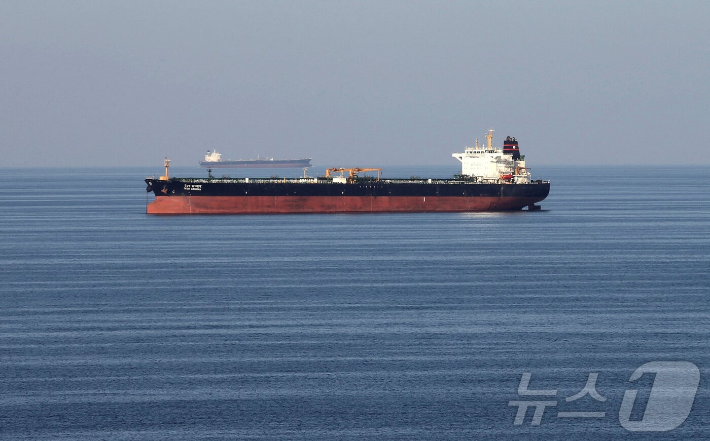 본문 이미지 - 과거 호르무즈 해협을 통과하던 유조선 모습.ⓒ 로이터=뉴스1