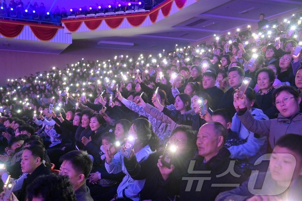 (평양 노동신문=뉴스1) = 북한 노동당 기관지 노동신문은 3일 당 제9차 대회 기념행사를 장식한 대공연 '어머니당에 드리는 노래'가 평양체육관에서 연일 성황리에 진행되고 있다고 …