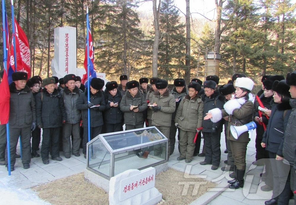 (평양 노동신문=뉴스1) = 북한 노동당 기관지 노동신문은 3일 전국직맹일꾼(간부)들의 백두산지구 혁명전적지답사행군대가 2월24일부터 3월2일까지 "백두의 전구들을 답사했다"고 보 …