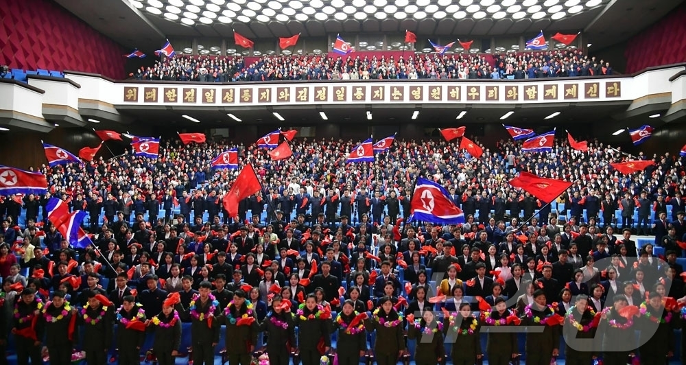 (평양 노동신문=뉴스1) = 북한 노동당 기관지 노동신문은 3일 평양의 청년들이 사회주의 건설의 주요 전구들로 탄원(자원) 진출했다고 선전했다. 이들을 축하하는 모임이 지난 2일 …