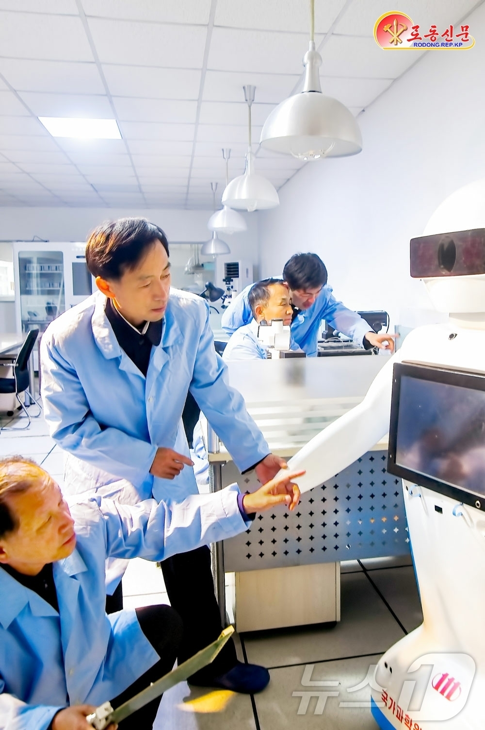 (평양 노동신문=뉴스1) = 북한 노동당 기관지 노동신문은 3일 "국가과학원 111호제작소에서 나라의 과학기술 발전을 위해 애국의 열정을 바쳐가고 있다"고 선전했다. [국내에서만 …