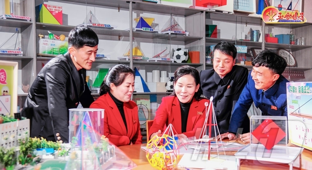 (평양 노동신문=뉴스1) = 북한 노동당 기관지 노동신문은 3일 각급 교육 단위들에서 새 학년도 교수 준비사업을 추진하고 있다고 선전했다. 사진은 중구역 동성고급중학교. [국내에서 …