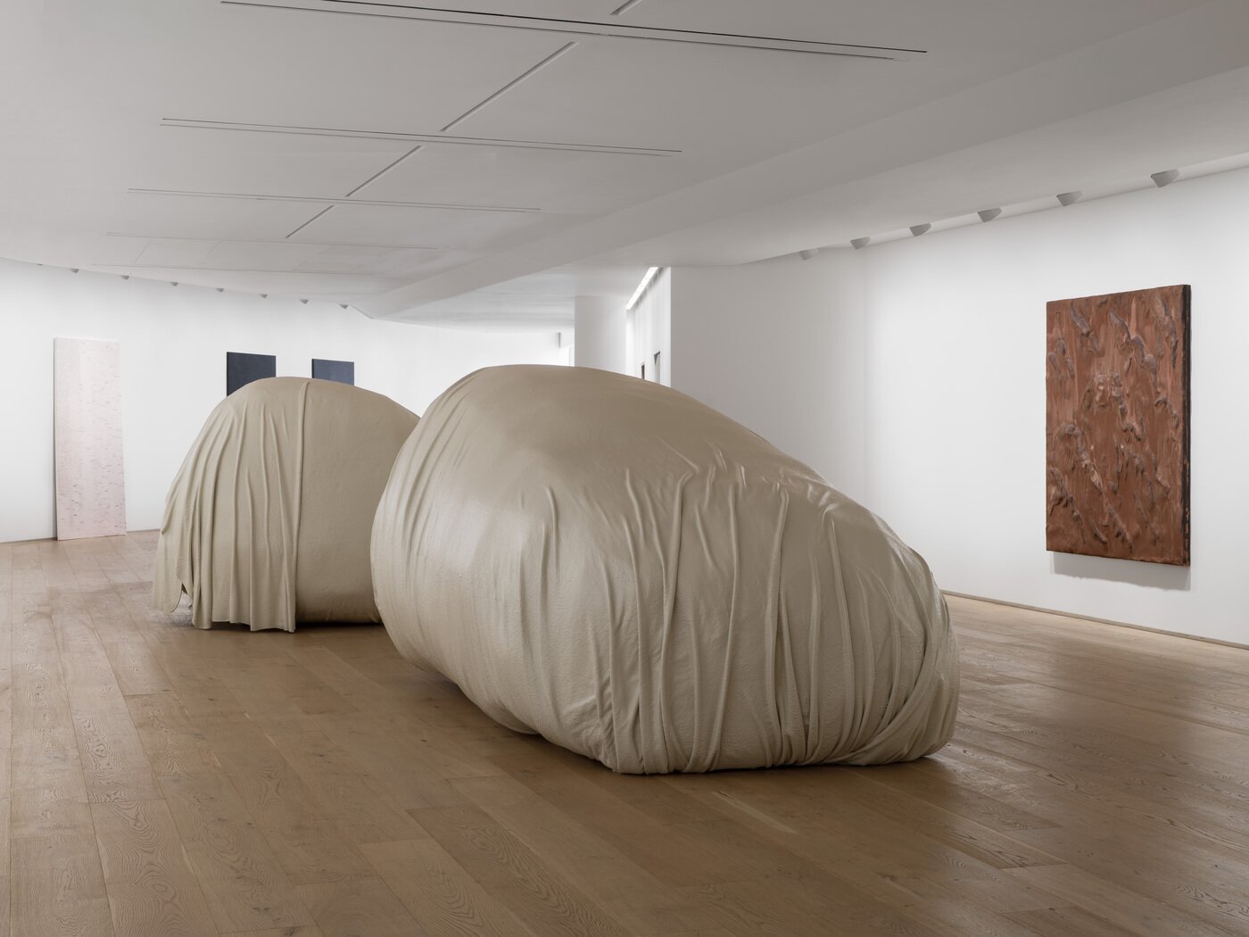 본문 이미지 - '거리의 윤리(디스턴싱, Distancing)' 전시 전경 (타데우스 로팍 제공)