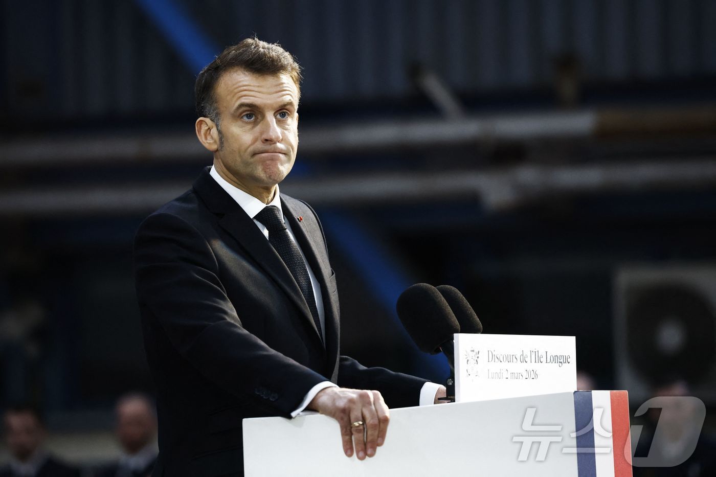 (크로종 AFP=뉴스1) 김지완 기자 = 2일(현지시간) 에마뉘엘 마크롱 프랑스 대통령이 프랑스 북서부 크로종(Crozon)의 일롱그(Île Longue) 핵잠수함 해군기지에서 핵 …