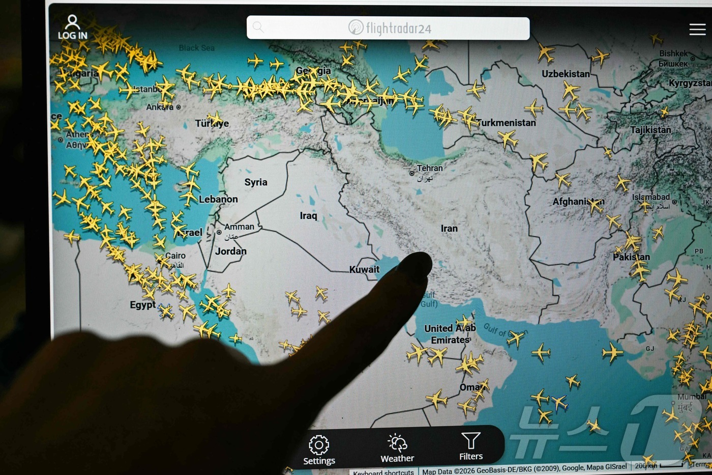 (AFP=뉴스1) 김경민 기자 = 한 사람이 1일(현지시간) 플라이트레이더24(Flightradar24) 화면을 가리키고 있다. 2026.3.1ⓒ AFP=뉴스1