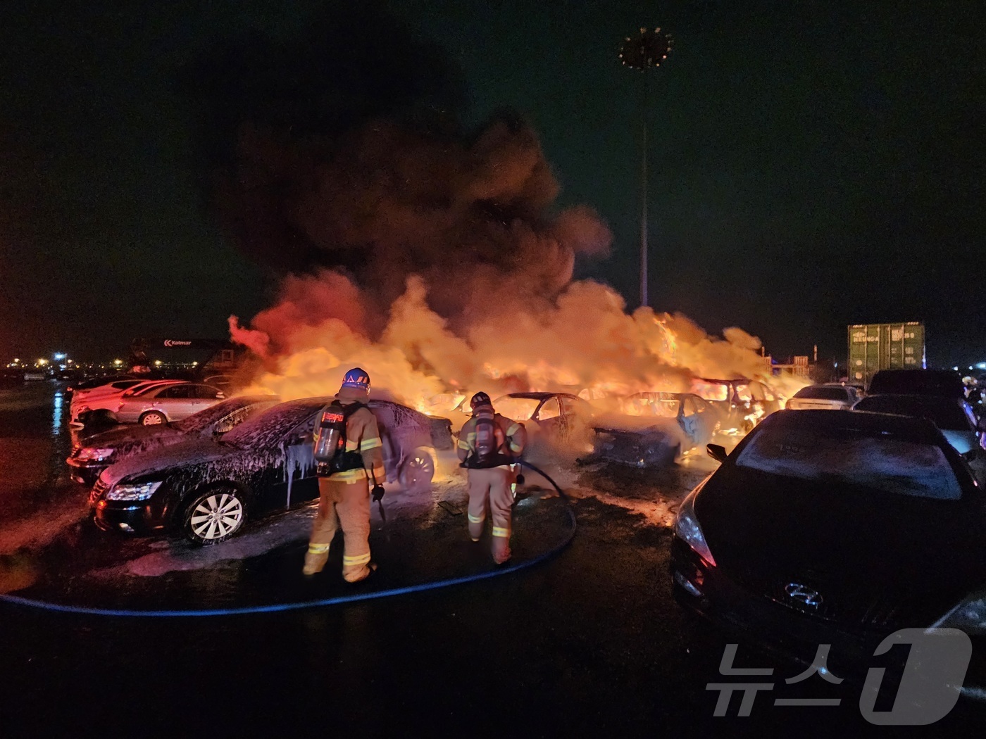 (인천=뉴스1) 박소영 기자 = 지난 2일 오후 9시 9분쯤 인천시 중구 항동 7가 선광남항 중고차 장치장에서 화재가 발생했다. 이 사고로 수출 대기 중이던 중고차량 15대가 완전 …