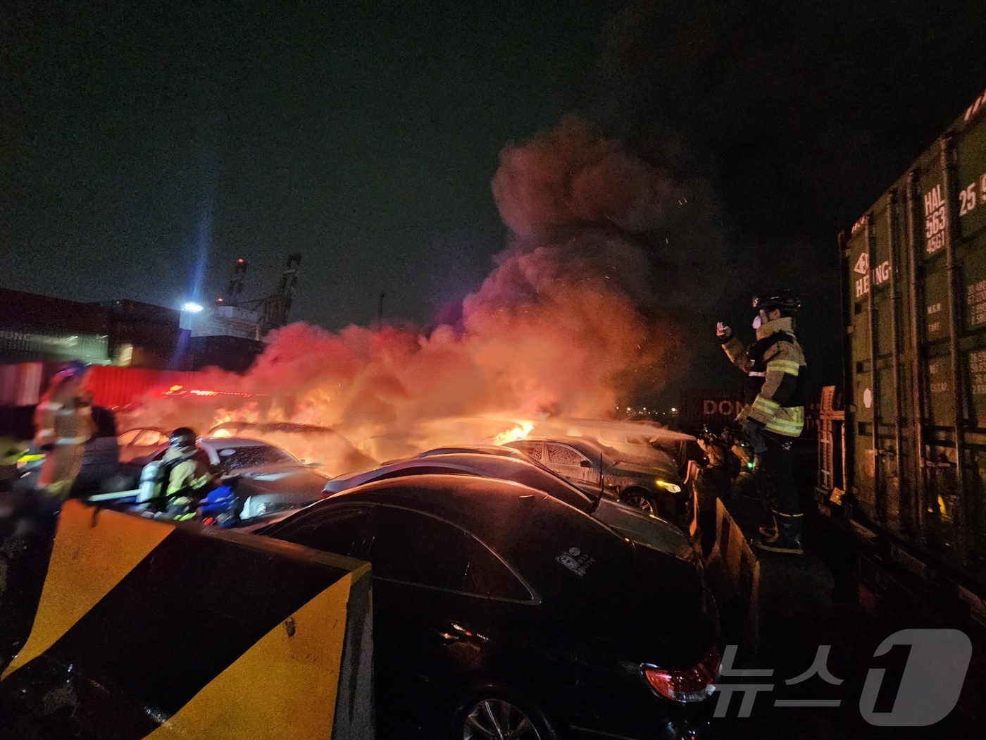 (인천=뉴스1) 박소영 기자 = 지난 2일 오후 9시 9분쯤 인천시 중구 항동 7가 선광남항 중고차 장치장에서 화재가 발생했다. 이 사고로 수출 대기 중이던 중고차량 15대가 완전 …