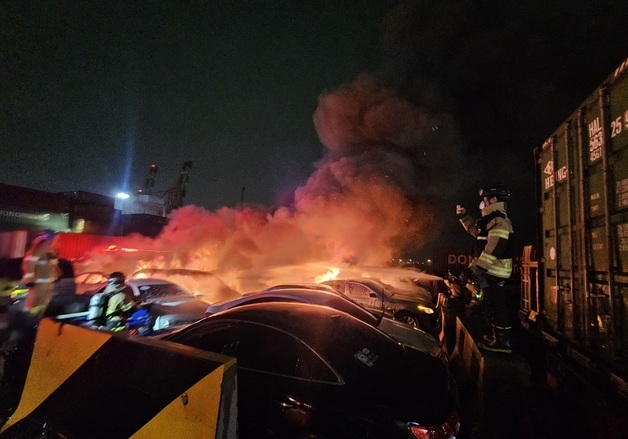 인천항 중고차 장치장서 화재...수출 대기 차량 30대 피해