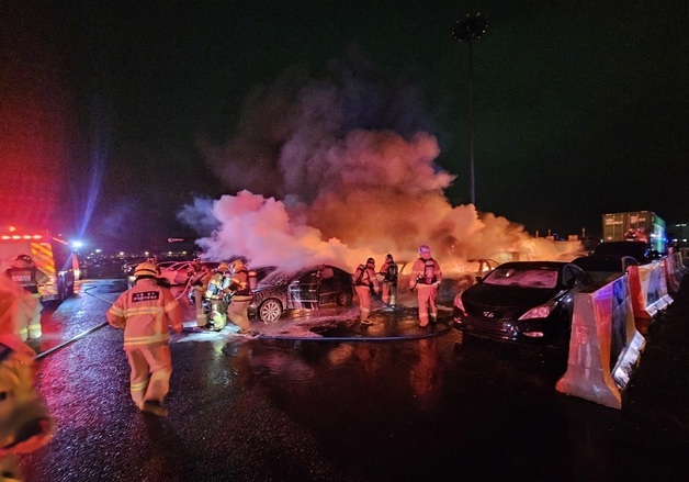 인천항 중고차 장치장서 화재...수출 대기 차량 30대 피해