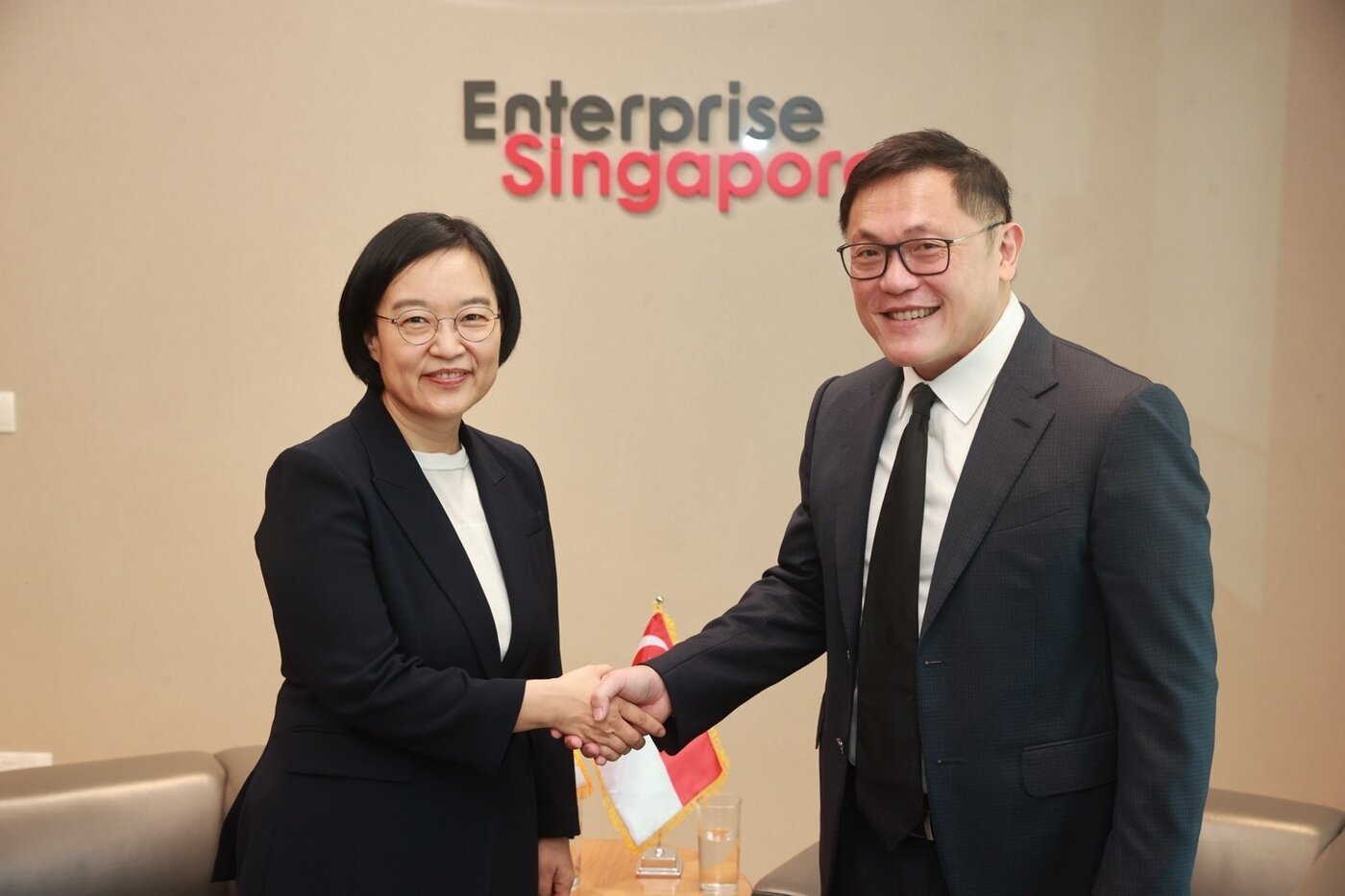 본문 이미지 - 중소벤처기업부의 한성숙 장관(왼쪽)이 싱가포르를 찾아 벤처, 스타트업 협력 확대 방안을 논의했다. (중기부 제공)