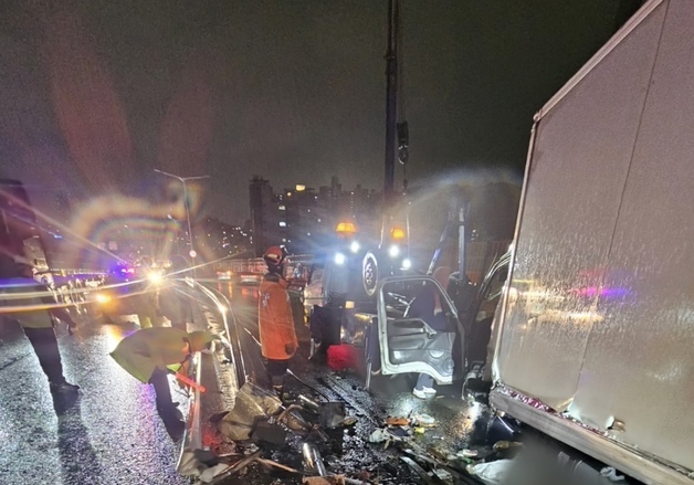 부산 동서고가로서 트럭이 중앙가드레일 충격…1명 중상