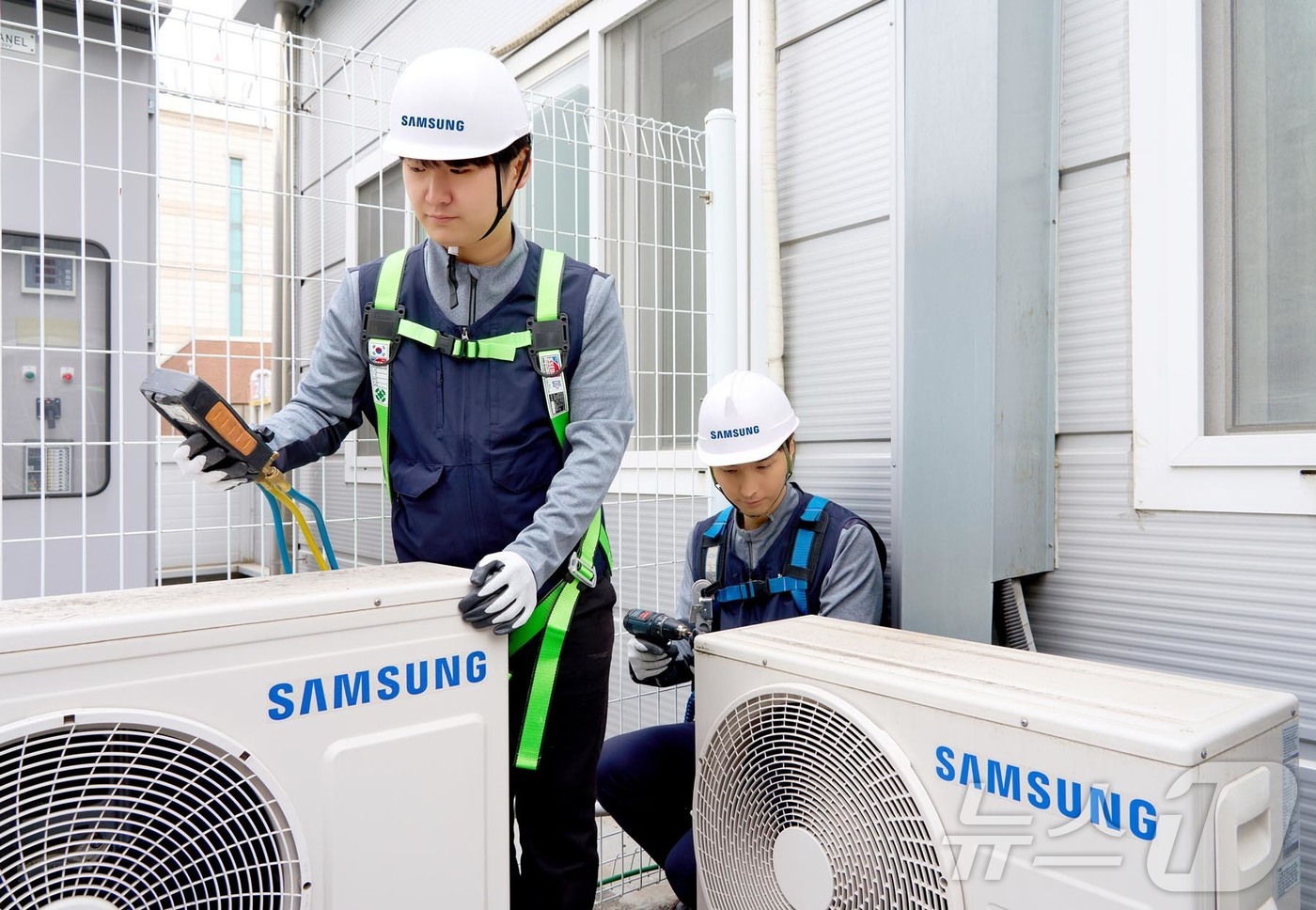 (서울=뉴스1) = 삼성전자서비스가 3일부터 오는 31일까지 다가오는 여름을 대비해 에어컨 사전점검 서비스를 실시한다고 밝혔다. 사진은 삼성전자서비스 엔지니어가 에어컨 사전점검 서 …