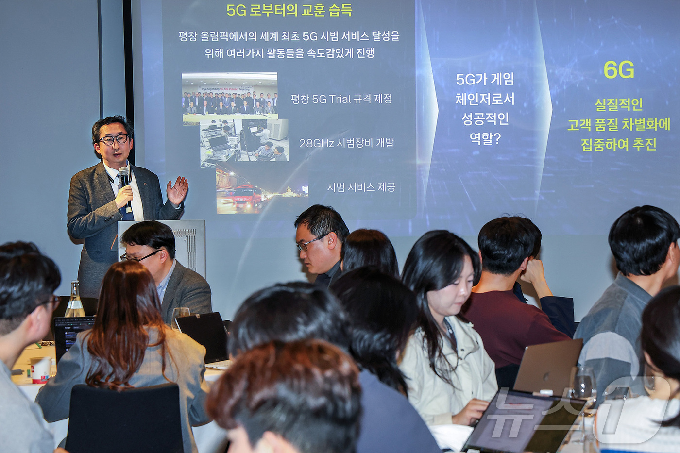 (서울=뉴스1) = KT는 2일(현지시간) 스페인 바르셀로나에서 열린 MWC 2026에서 기자브리핑을 열고, AI 시대를 전제로 한 6G 네트워크 비전과 이를 실현하는 핵심 기술 …