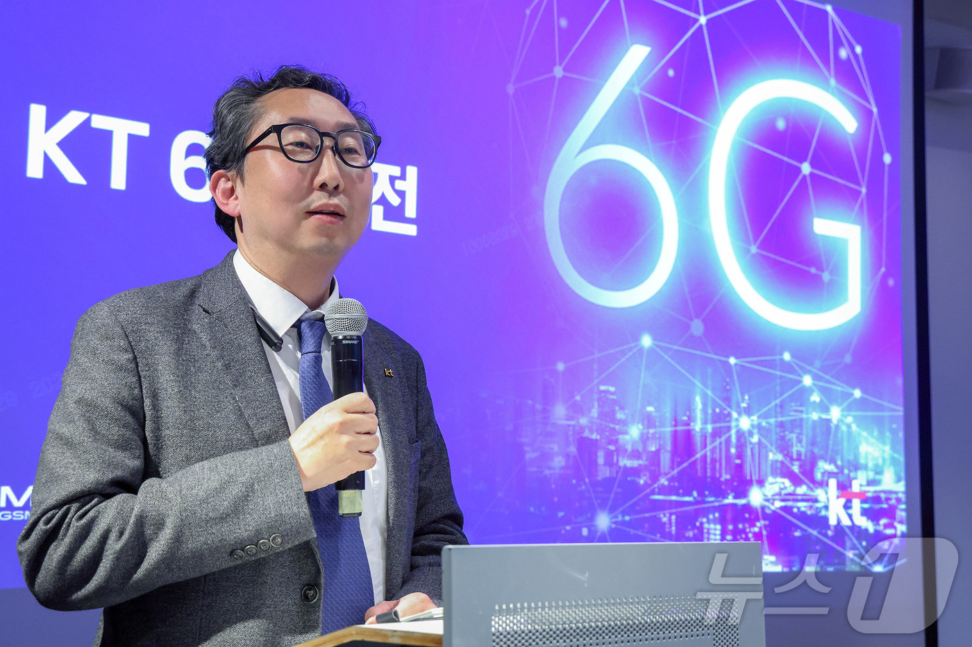 (서울=뉴스1) = KT는 2일(현지시간) 스페인 바르셀로나에서 열린 MWC 2026에서 기자브리핑을 열고, AI 시대를 전제로 한 6G 네트워크 비전과 이를 실현하는 핵심 기술 …