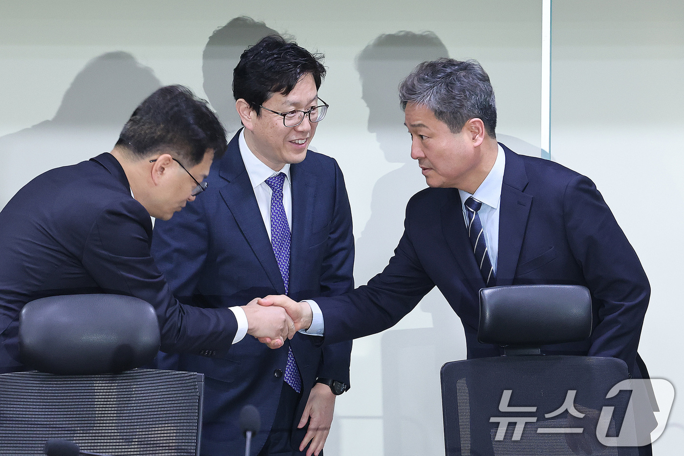 (서울=뉴스1) 신웅수 기자 = 김영배 더불어민주당 외교통일위원회 간사가 3일 서울 여의도 국회 의원회관에서 열린 이란사태 관련 당·정간담회에서 외교부 직원들과 인사하고 있다. 2 …