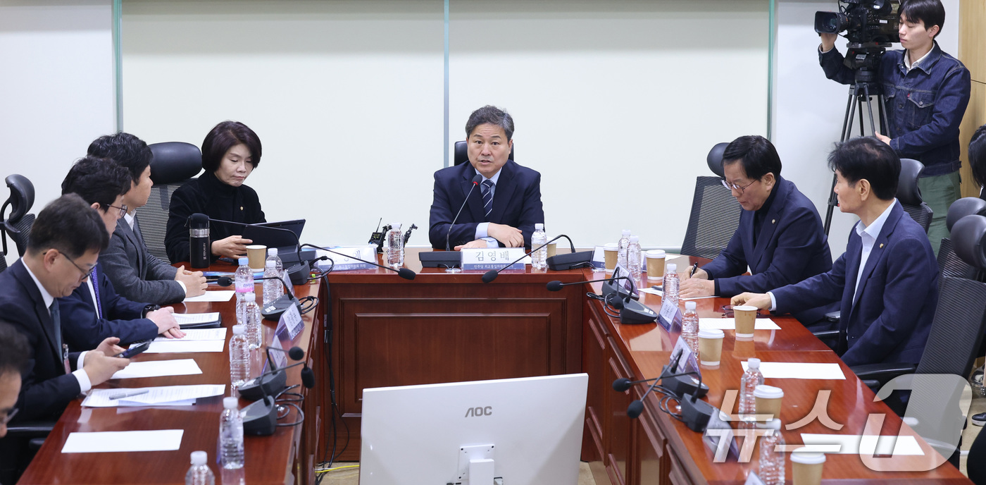 (서울=뉴스1) 신웅수 기자 = 김영배 더불어민주당 외교통일위원회 간사 3일 서울 여의도 국회 의원회관에서 열린 이란사태 관련 당·정간담회에서 발언하고 있다. 2026.3.3/뉴스 …