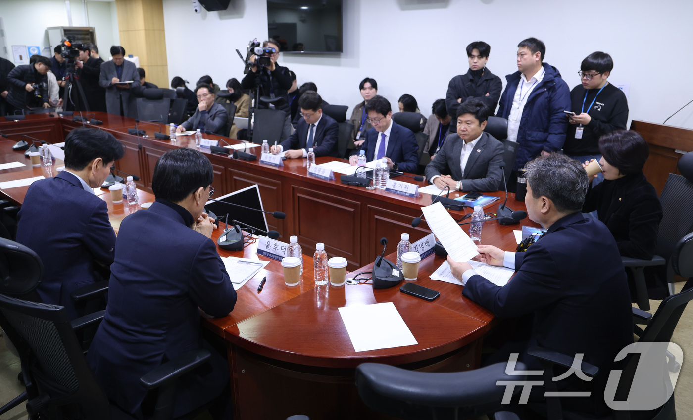 (서울=뉴스1) 신웅수 기자 = 김영배 더불어민주당 외교통일위원회 간사 3일 서울 여의도 국회 의원회관에서 열린 이란사태 관련 당·정간담회에서 발언하고 있다. 2026.3.3/뉴스 …