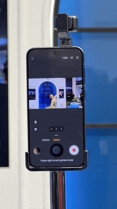 본문 이미지 - 2일(현지시간) 스페일 바르셀로나 MWC 2026 현장에서 중국 스마트폰 업체 아너(HONOR)가 로봇 휴대폰을 시연하고 있다.