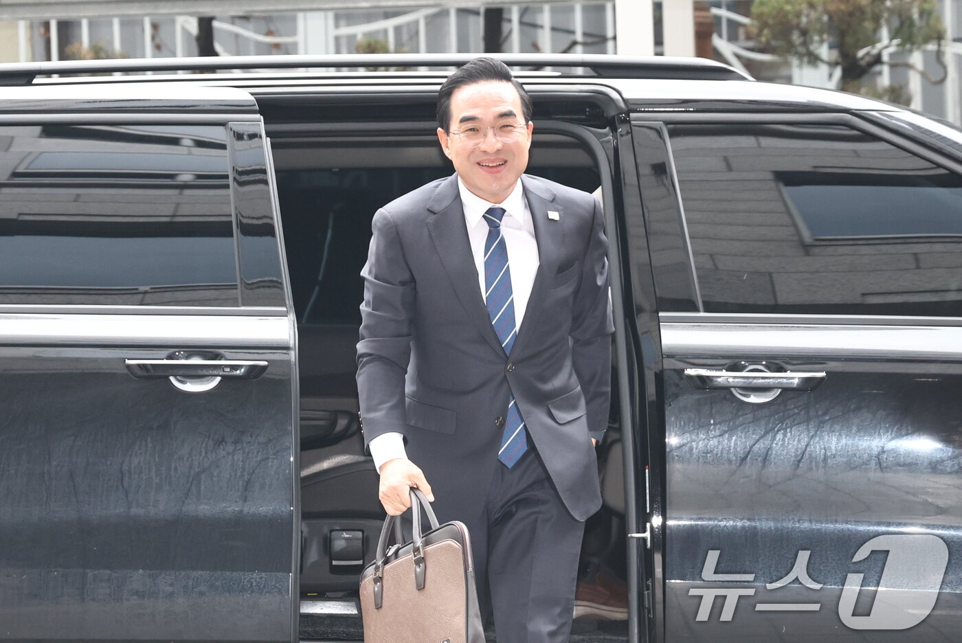 본문 이미지 - 박홍근 초대 기획예산처 장관 후보자가 3일 오전 서울 중구 예금보험공사 본사에 마련된 인사청문회 준비 사무실로 출근하고 있다. 2026.3.3 ⓒ 뉴스1 최지환 기자