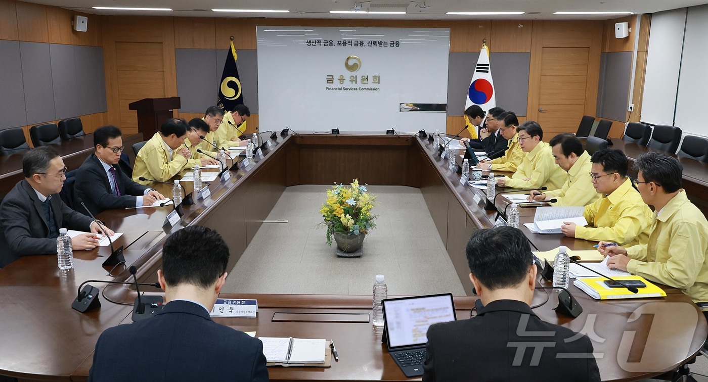 (서울=뉴스1) = 이억원 금융위원장이 3일 오전 서울 종로구 정부서울청사에서 열린 중동 상황 관련 관계기관 합동 금융시장 상황점검회의에서 발언을 하고 있다. (금융위원회 제공. …