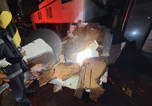 제주 태풍급 강풍에 건물 외장재 와르르…피해 37건