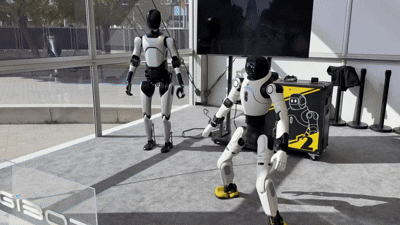 본문 이미지 - 2일(현지시간) 상하이에 본사를 둔 애지봇(Agibot)이 스페인 바르셀로나 MWC26 전시장에서 미래 공항 환경을 목표로 개발한 휴머노이드 로봇을 선보이고 있다. 2026.03.02/뉴스1