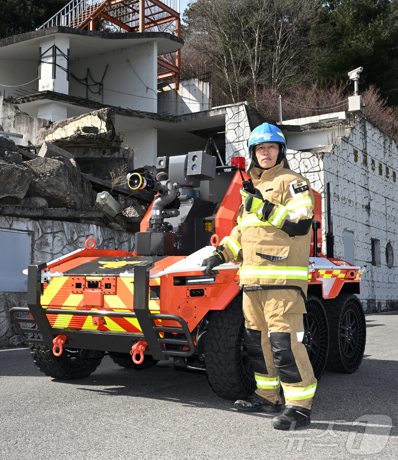 (서울=뉴스1) = 현대자동차그룹이 소방청과 함께 개발한 무인소방로봇을 소개하는 영상 ‘A Safer Way Home: 우리는 모두 집으로 돌아가야만 합니다’를 공개했다고 3일 밝 …