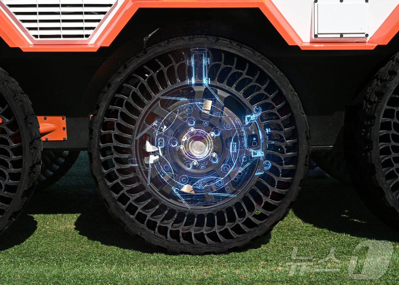 (서울=뉴스1) = 현대자동차그룹이 소방청과 함께 개발한 무인소방로봇을 소개하는 영상 ‘A Safer Way Home: 우리는 모두 집으로 돌아가야만 합니다’를 공개했다고 3일 밝 …