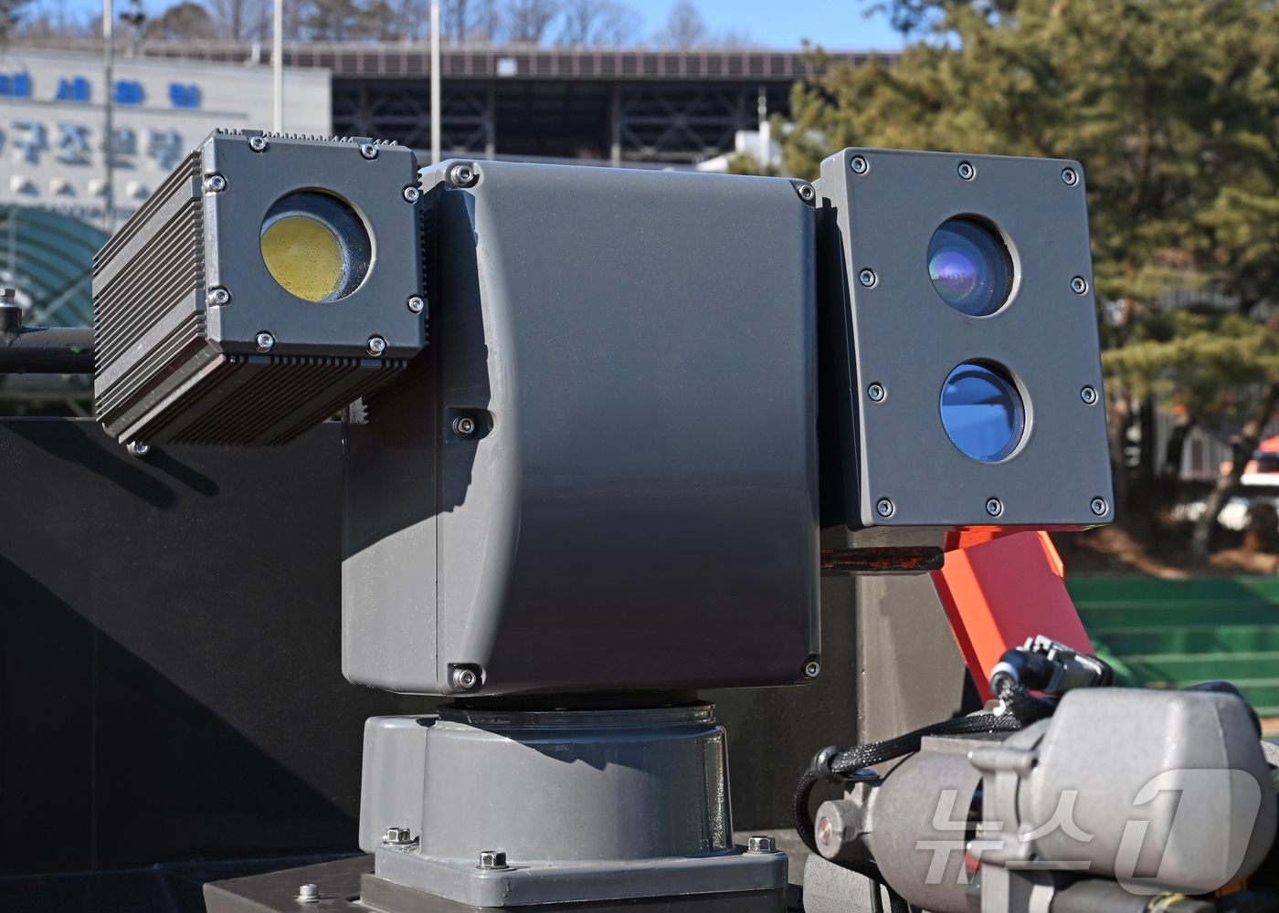 (서울=뉴스1) = 현대자동차그룹이 소방청과 함께 개발한 무인소방로봇을 소개하는 영상 ‘A Safer Way Home: 우리는 모두 집으로 돌아가야만 합니다’를 공개했다고 3일 밝 …