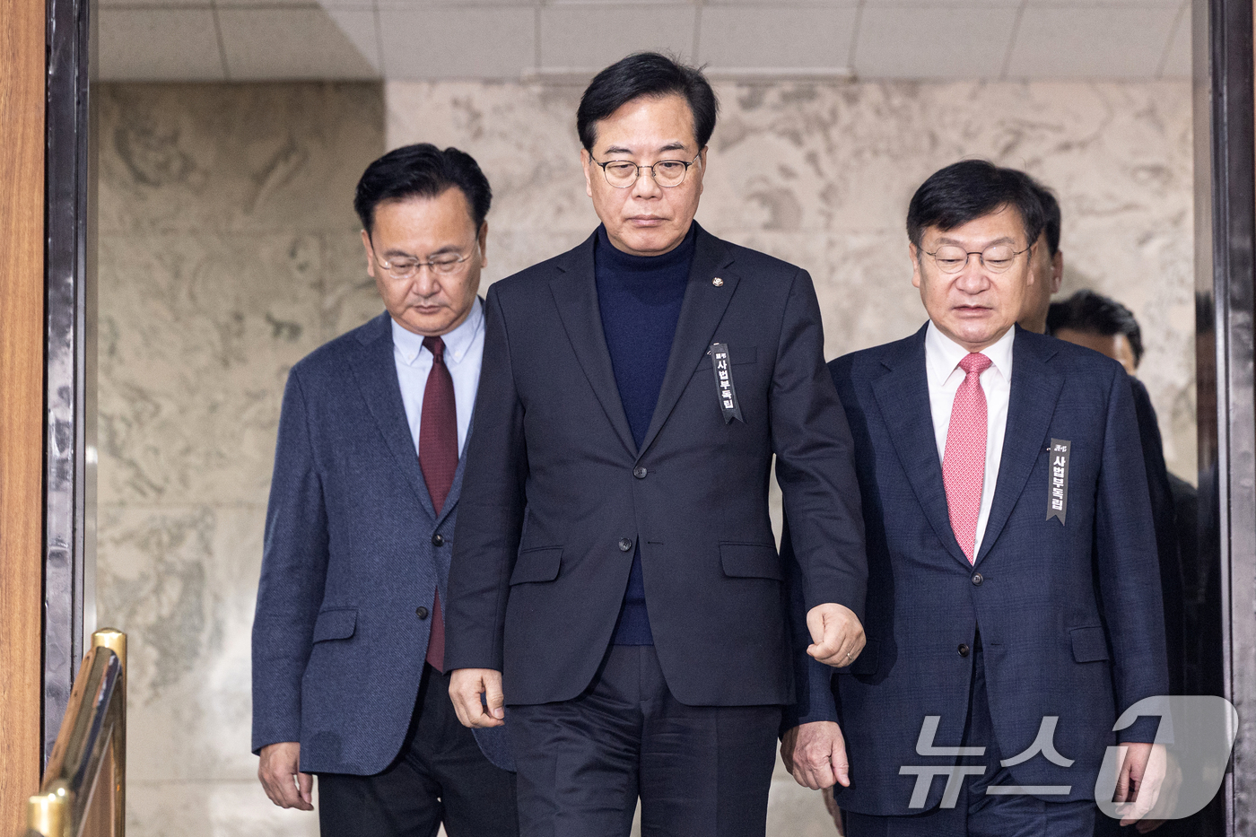 (서울=뉴스1) 이승배 기자 = 송언석 국민의힘 원내대표가 3일 서울 여의도 국회에서 열린 원내대책회의에 참석하고 있다. 2026.3.3/뉴스1