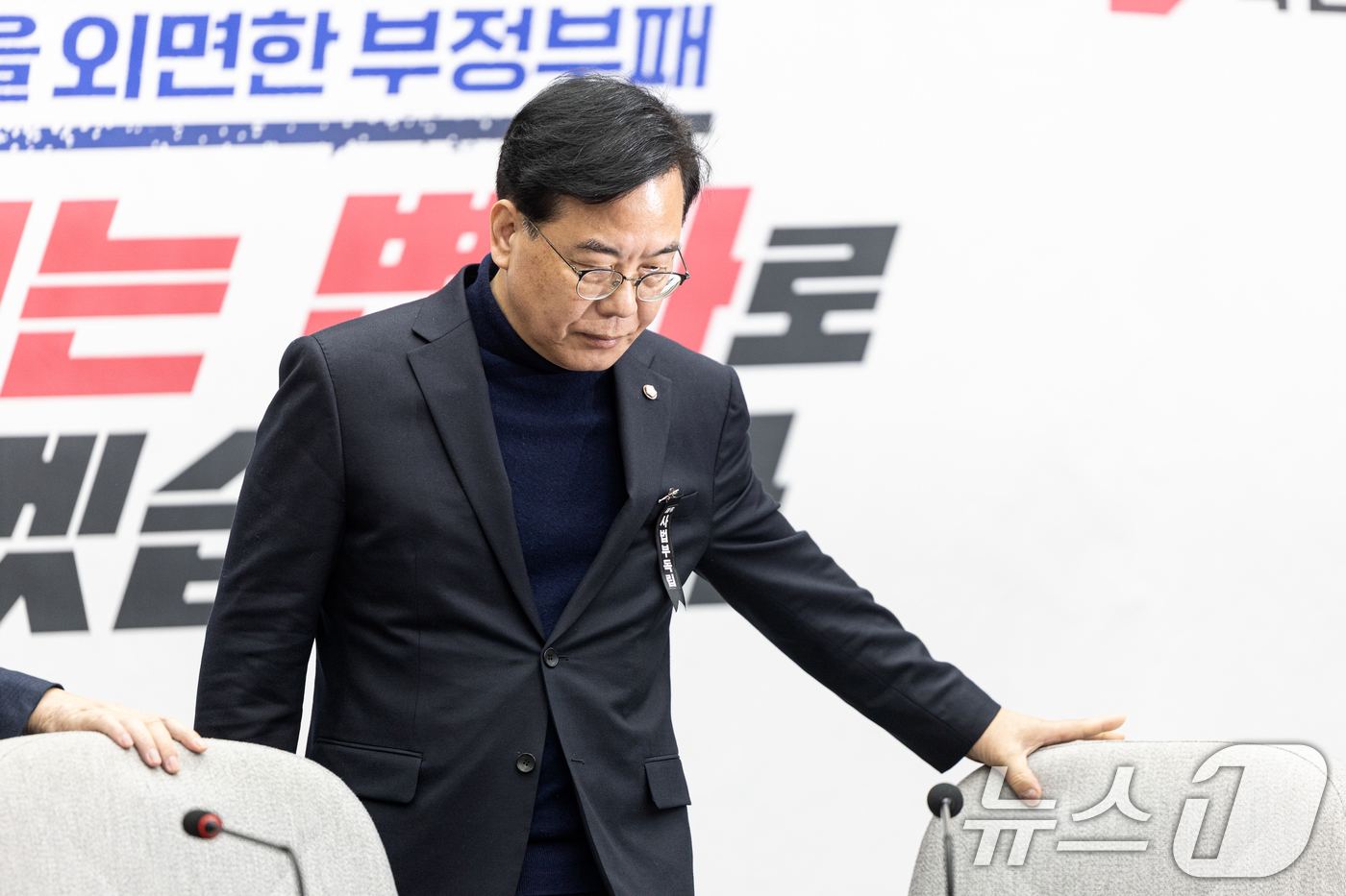 (서울=뉴스1) 이승배 기자 = 송언석 국민의힘 원내대표가 3일 서울 여의도 국회에서 열린 원내대책회의에 참석하고 있다. 2026.3.3/뉴스1