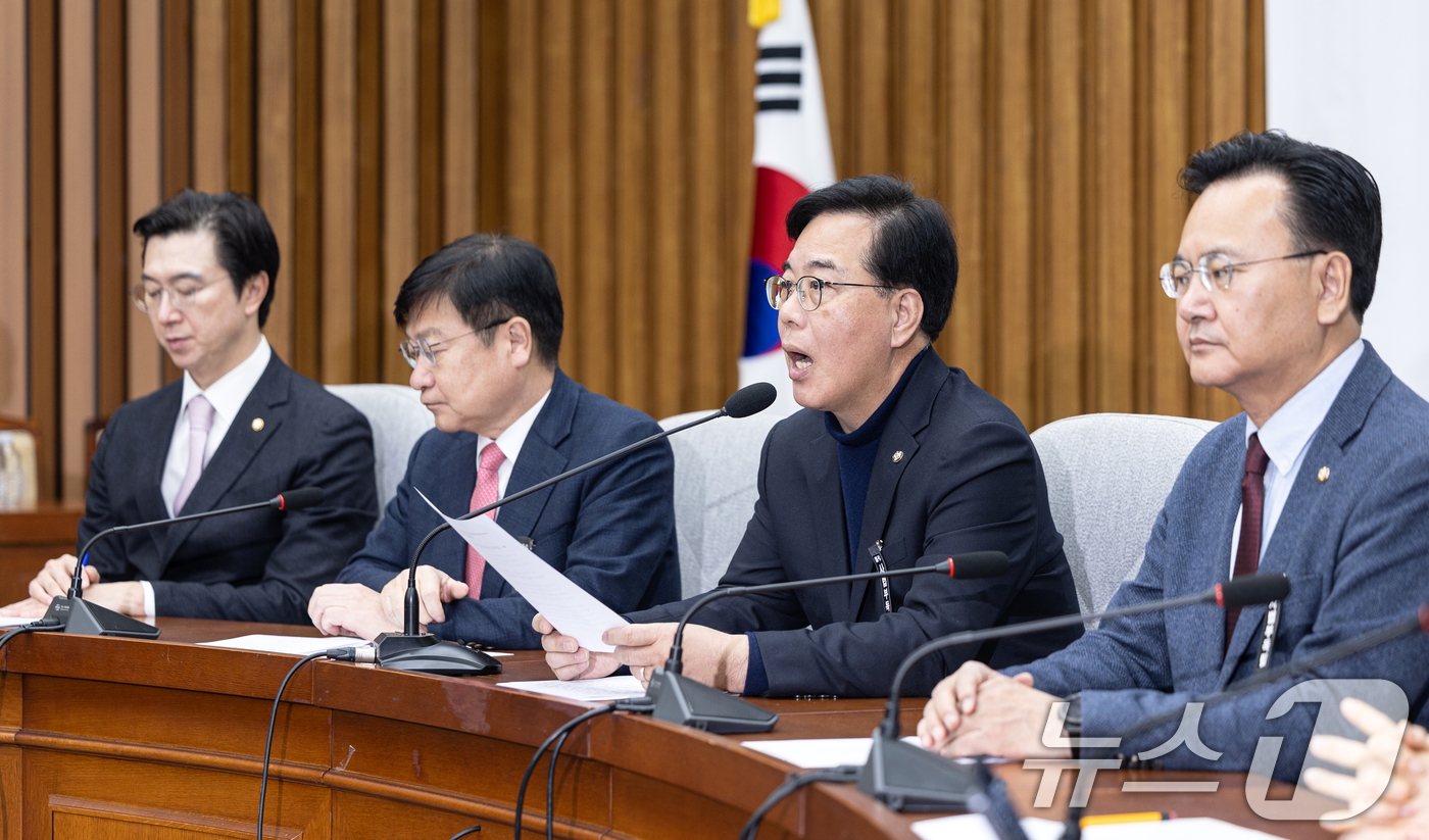 (서울=뉴스1) 이승배 기자 = 송언석 국민의힘 원내대표가 3일 서울 여의도 국회에서 열린 원내대책회의에서 모두발언하고 있다. 2026.3.3/뉴스1