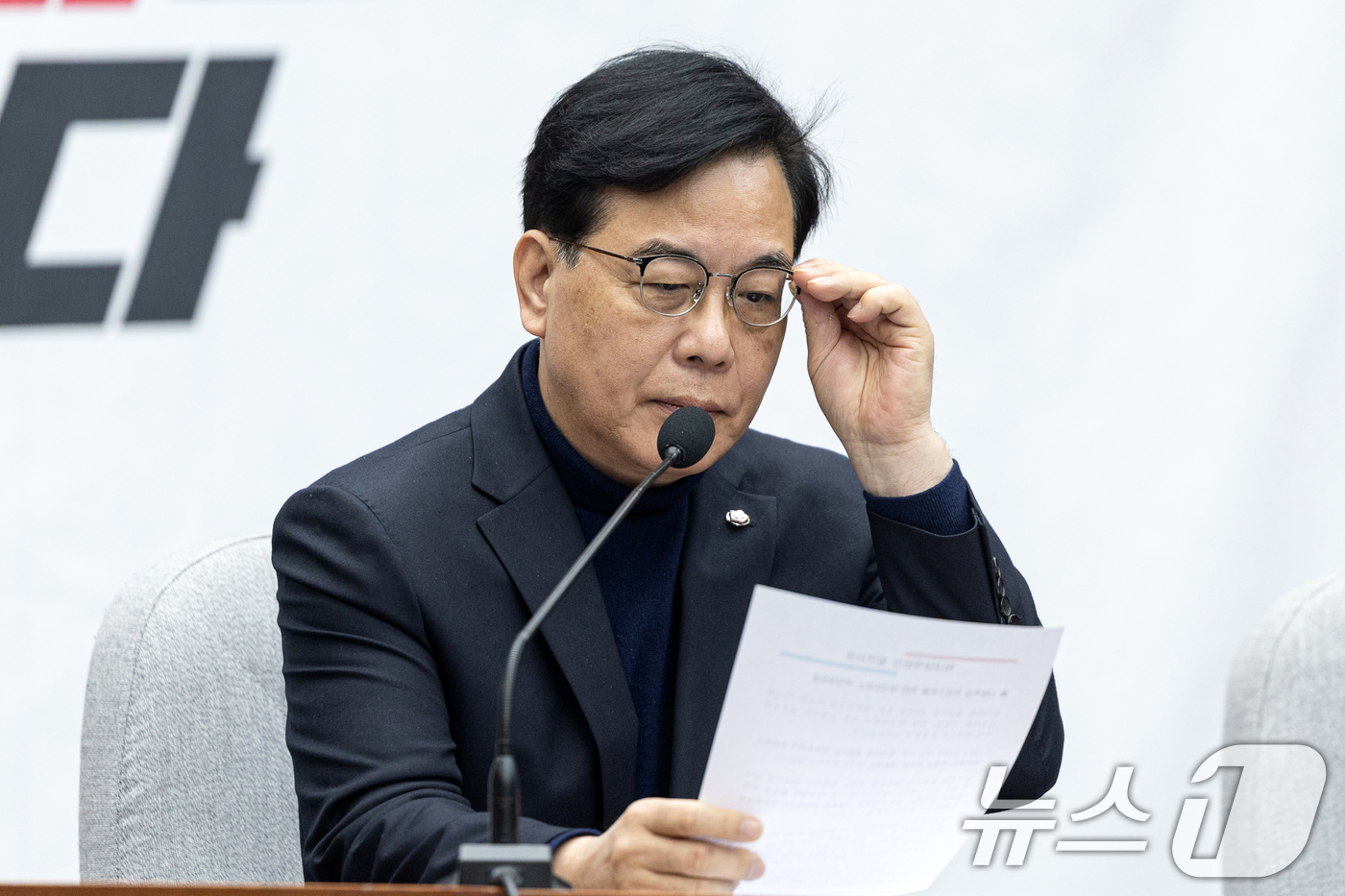(서울=뉴스1) 이승배 기자 = 송언석 국민의힘 원내대표가 3일 서울 여의도 국회에서 열린 원내대책회의에서 안경을 고쳐쓰고 있다. 2026.3.3/뉴스1