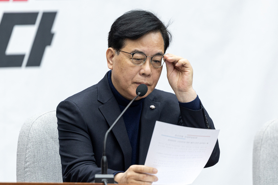 안경 고쳐쓰는 송언석 원내대표