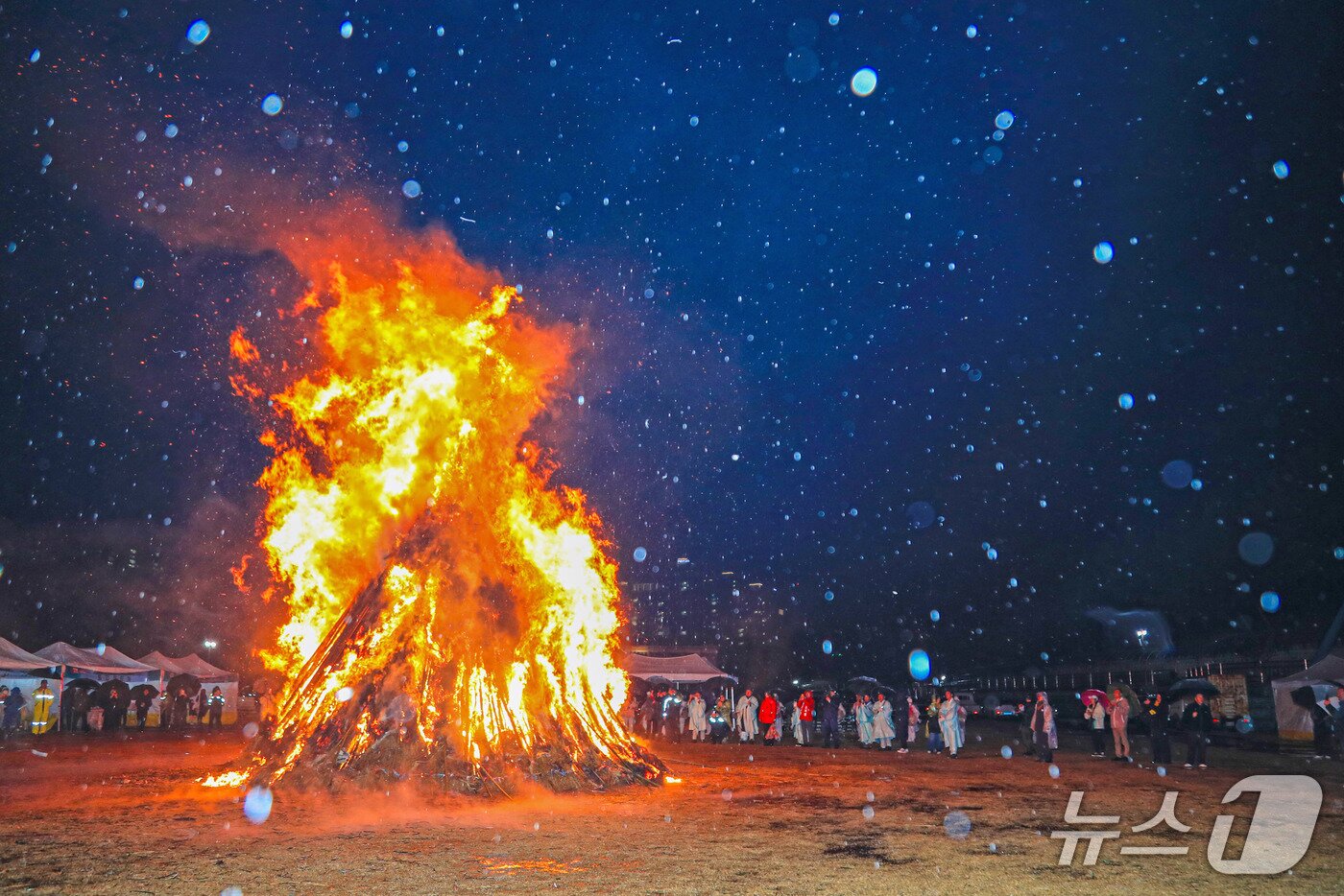 본문 이미지 - 정월대보름 달집태우기 모습(당진시 제공. 재판매 및 DB금지)2026.3.3/뉴스1